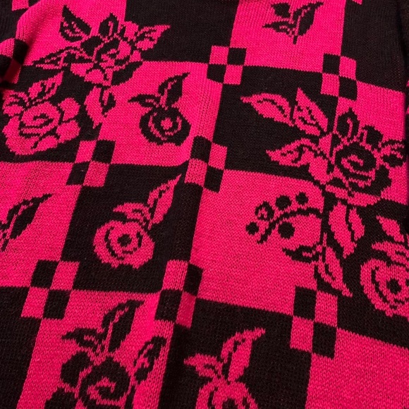 Vintage Classic Essentials Rose Pattern Size 20W/40 Black And Magenta Sweater. - Picture 2 of 4